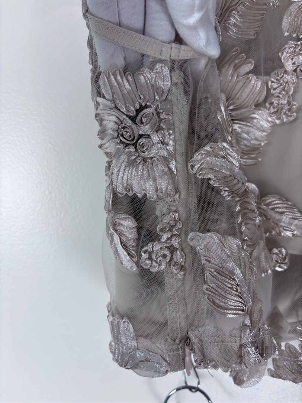 Camila Coelho Nude Silver Floral Embroidered 2 Piece Crop Top Skirt Co-Ord Set M - Picture 8 of 9